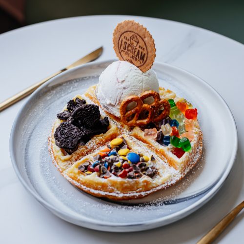 belgian-waffle-with-gelato-and-toppings